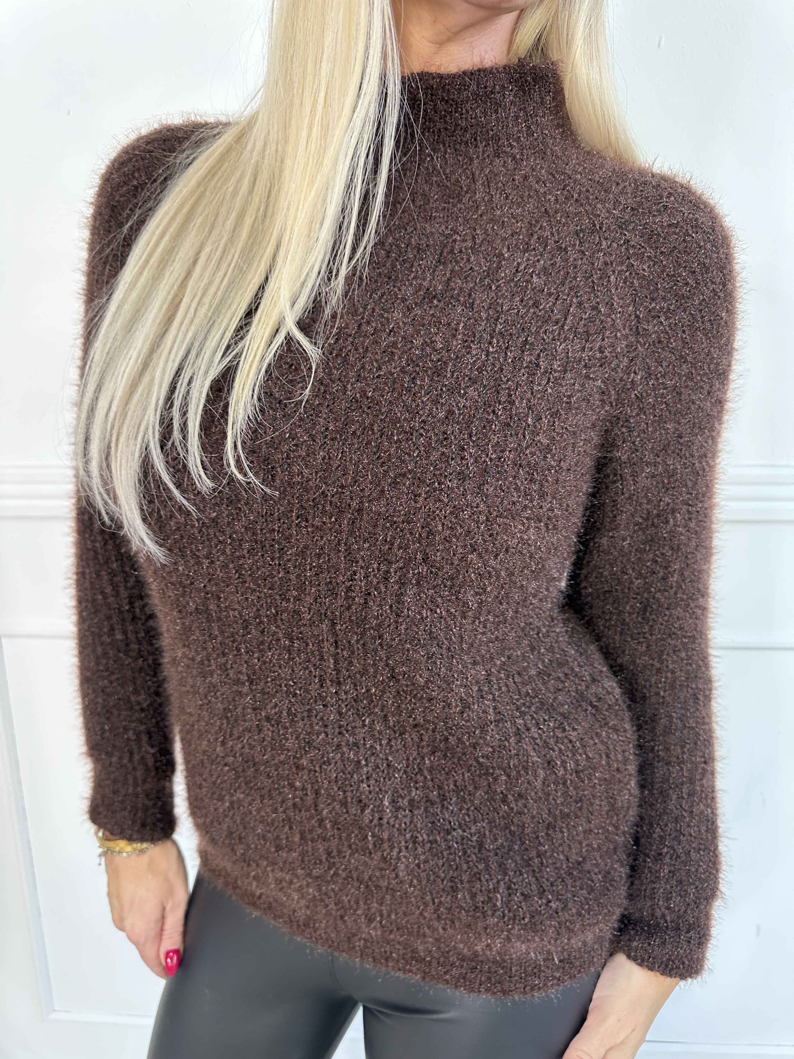 Tara - Fluffy striktrøje med høj hals